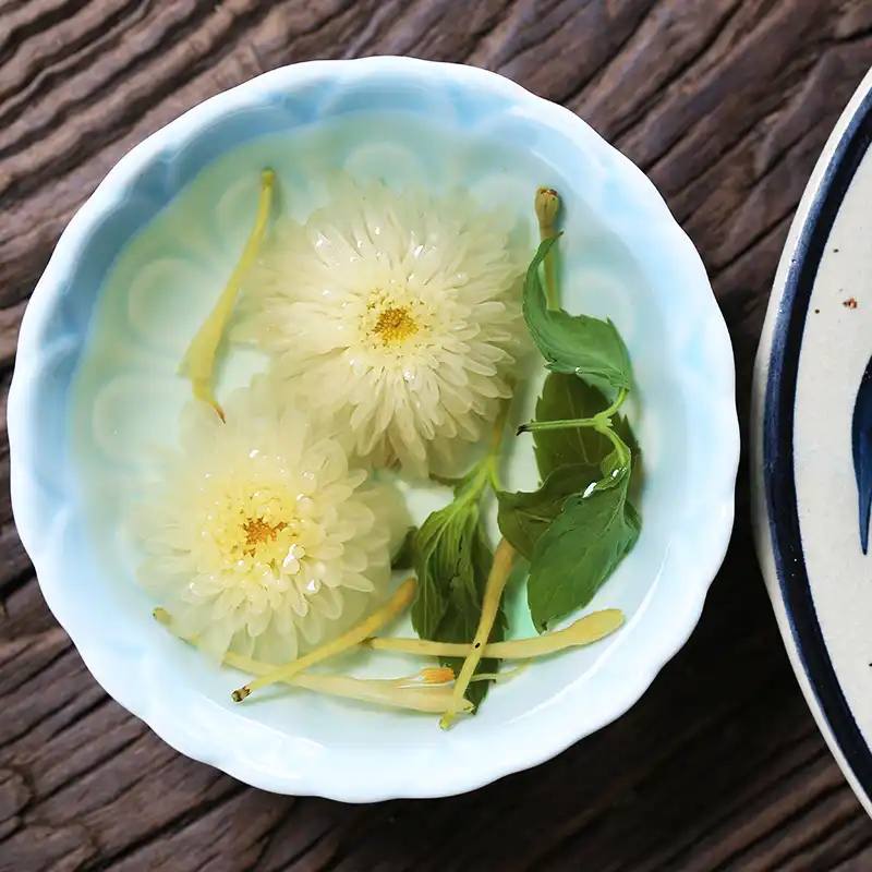 Ai không nên dùng trà hoa cúc trắng 