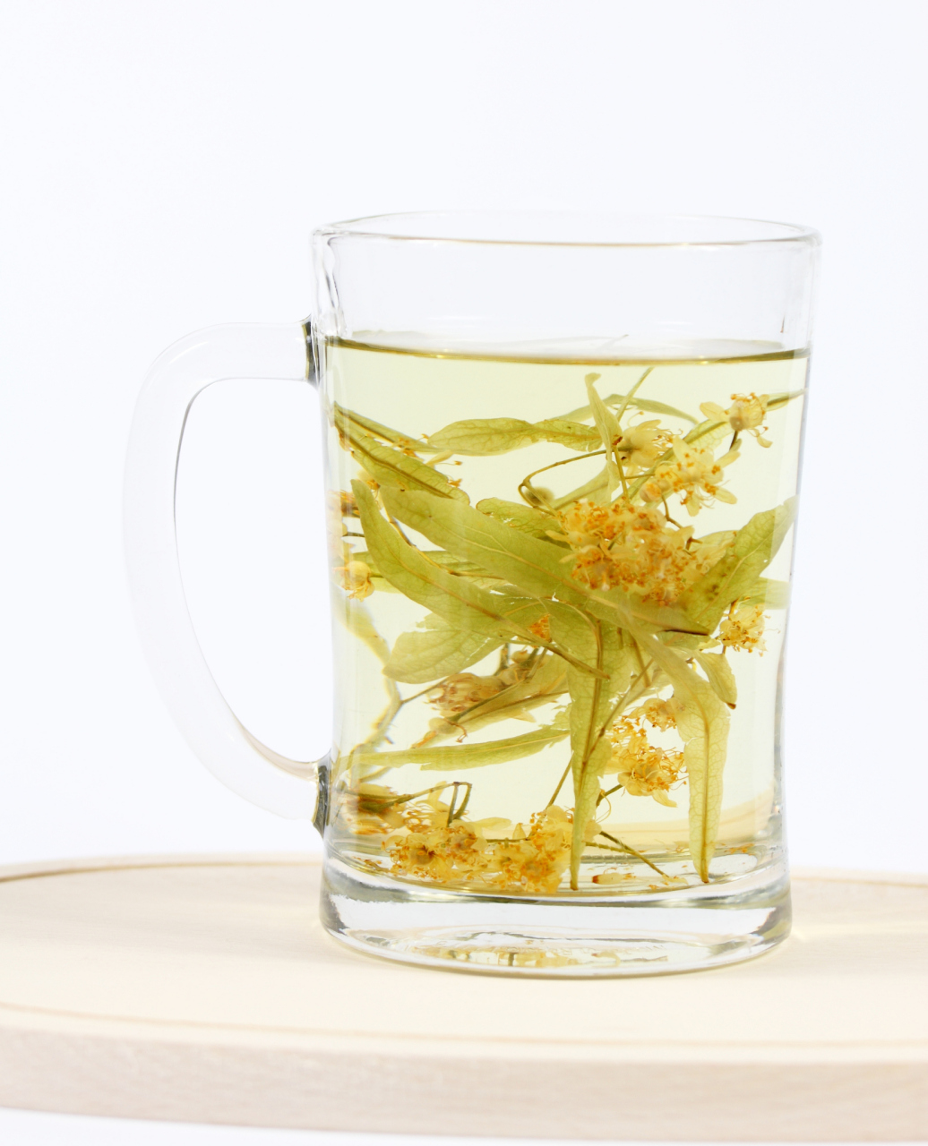 Tách trà kim ngân hoa vào buổi sáng 