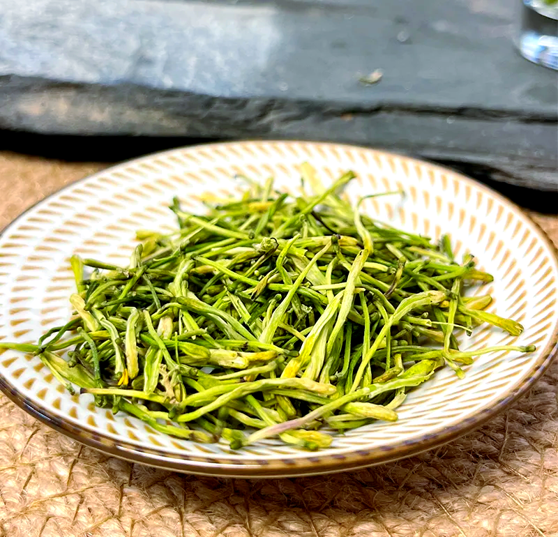 Trà nụ kim ngân có thể giảm tình trạng mụn nhọt 