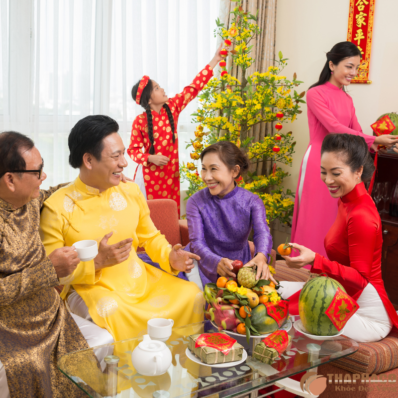 Gia đình quây quầng bên nhau chuẩn bị mâm ngũ quả chưng bàn thờ