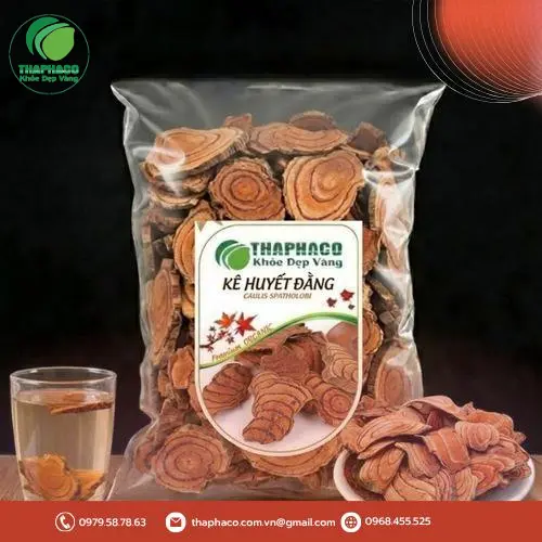 Hình ảnh Kê Huyết Đằng khô trong bình thủy tinh sẵn sàng để ngâm rượu