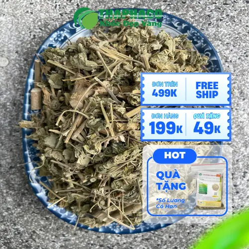 Khách hàng đang tìm hiểu về trà cối xay THAPHACO