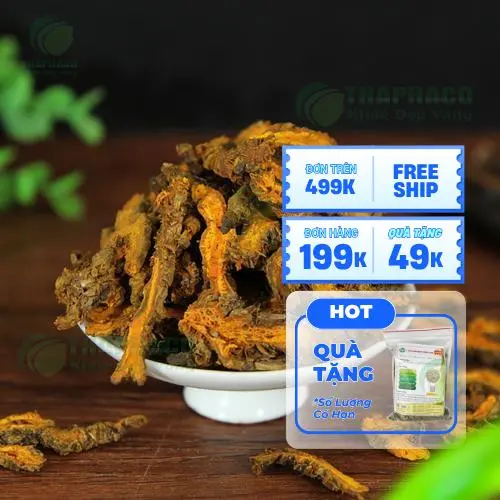 Các lát Hoàng Liên đang được tẩm ướp cùng mật ong và gừng