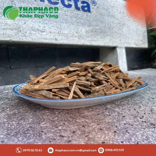 Vỏ cây Hậu Phác khô đã được chế biến thành lát mỏng