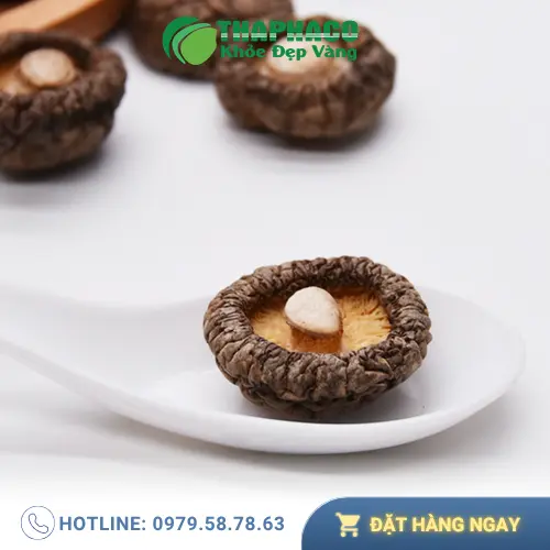 Rửa sơ nấm đông cô để loại bỏ bụi bẩn