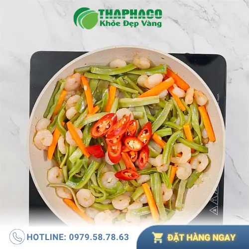 Rau tiến vua khô sau khi ngâm và sơ chế