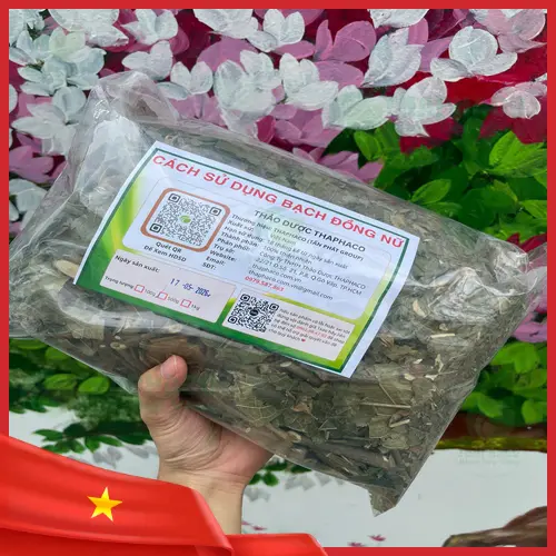 Hình ảnh một người đang chọn mua Bạch Đồng Nữ khô