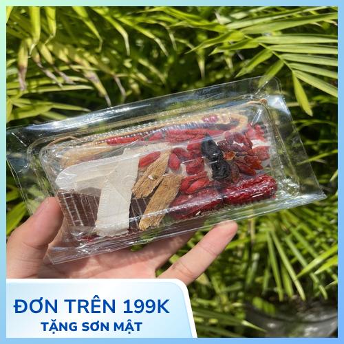 Quá trình hầm gà cùng thảo mộc trên bếp